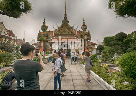 Les touristes dans les jardins du Wat Arun temple à Bnagkok, Thaïlande Banque D'Images