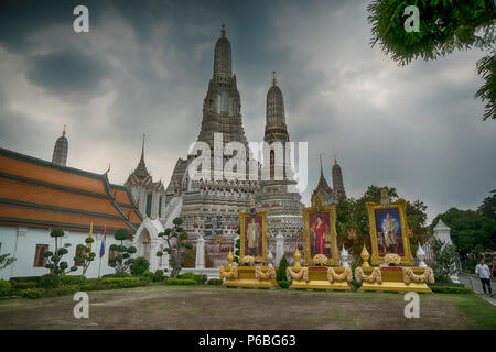 Une vue sur les jardins de Wat Arun temple à Bnagkok, Thaïlande Banque D'Images