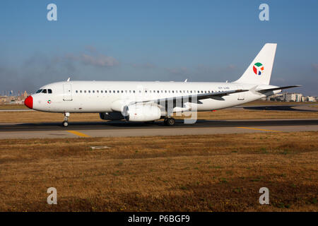 Danish Air Transport Airbus A320 avion passager roulement au départ de Malte. L'aviation civile et le transport aérien. Banque D'Images