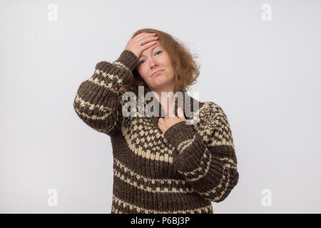 Portrait de femme européenne malade malades habillés en gros chandail de laine Brown. Femme souffrant de malaise physique à cause de la fièvre. Caucasian girl a Banque D'Images