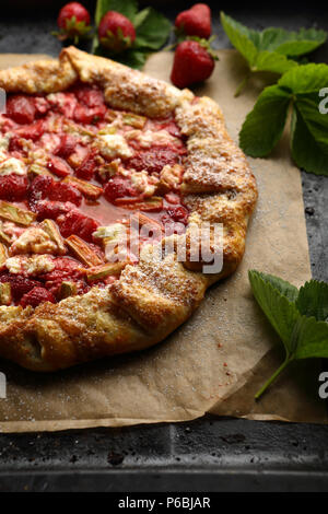 Gâteau aux fraises et rhubarbe, de l'alimentation close-up Banque D'Images