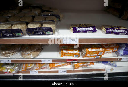 Crumpets en vente dans une succursale de supermarché Sainsburys, à Londres, à mesure qu'elles sont les dernières victimes de la dioxyde de carbone (CO2) la pénurie qui frappe de production tout au long de l'industrie alimentaire et des boissons. Banque D'Images