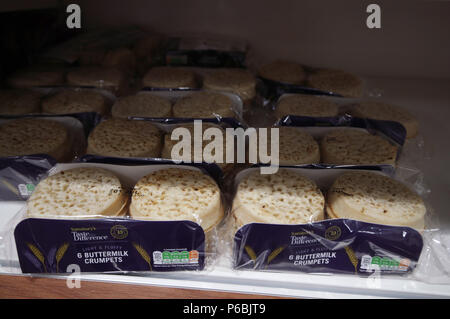 Crumpets en vente dans une succursale de supermarché Sainsburys, à Londres. Banque D'Images