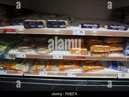 Crumpets en vente dans une succursale de supermarché Sainsburys, à Londres. Banque D'Images