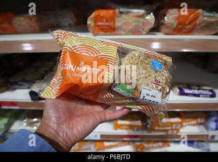 Crumpets en vente dans une succursale de supermarché Sainsburys, à Londres, à mesure qu'elles sont les dernières victimes de la dioxyde de carbone (CO2) la pénurie qui frappe de production tout au long de l'industrie alimentaire et des boissons. Banque D'Images