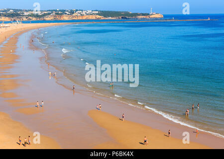 PORTIMAO, PORTUGAL - 20 MAI 2016 : soirée plage Praia dos Tres Castelos avec formations rocheuses. Vue d'en haut. Banque D'Images