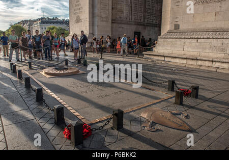 France, Ile de France, Paris, 8ème arrondissement, Tombe du Soldat inconnu sous l'Arc de Triomphe Banque D'Images