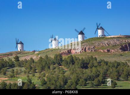 L'Espagne, la région de la Mancha, Campo de Criptana, moulins à vent. Banque D'Images
