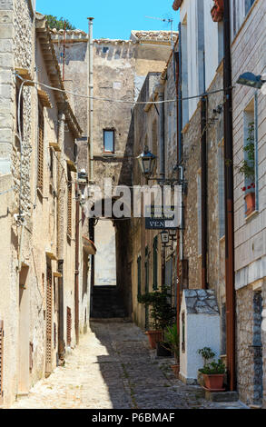 ERICE, ITALIE - 15 juin 2017 : vue sur la rue de la vieille ville médiévale de Erice, Trapani, Sicile, Italie Région Banque D'Images