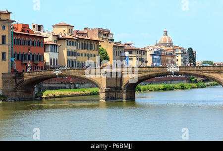 FLORENCE, ITALIE - 23 juin 2017 : passage de pierre médiévale pont Ponte Santa Trinita sur l'Arno. Banque D'Images