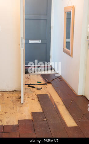 Briser un plancher en bois massif dans une maison Banque D'Images