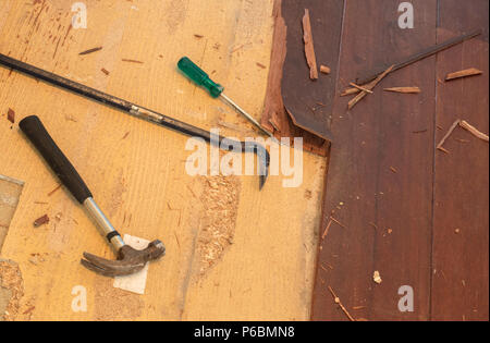 Briser un plancher en bois massif dans une maison Banque D'Images