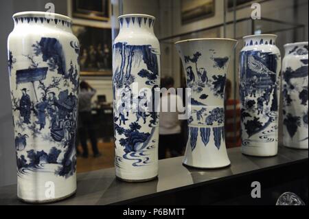 Sept vases seeve rolwagens. La Chine, 1635-1650. La porcelaine. Rijksmuseum. Amsterdam. La Hollande. Banque D'Images