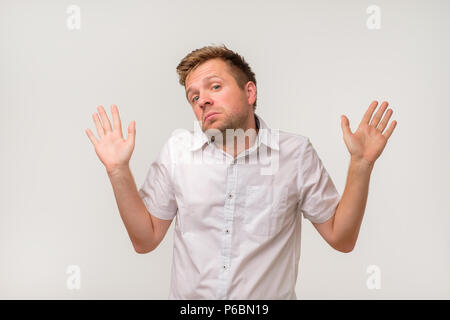 Qui sait. Ce n'est pas moi. Perplexe caucasian man en chemise blanche pas sûr. Studio shot Banque D'Images