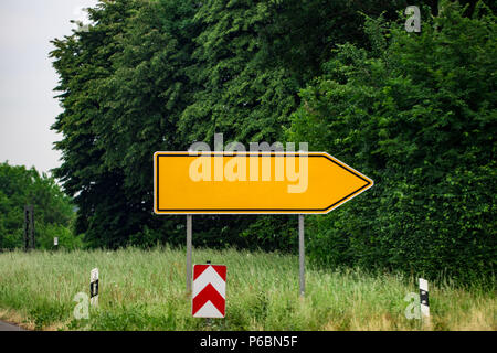 Des indications en blanc contre park. metal flèches sur le panneau. Banque D'Images