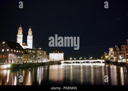 Photo panoramique de nuit, la ville de Zurich et de réflexion dans la rivière Limmat, Suisse Banque D'Images