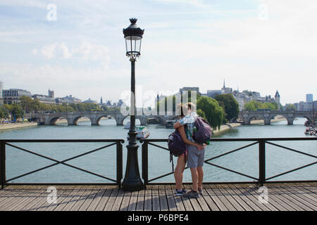 France, Paris, deux jeunes amants sur le Pont des Arts en été. Banque D'Images