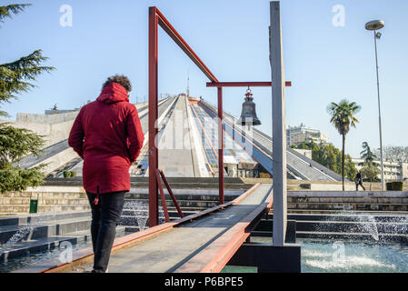 Pyramide de Tirana et cloche de la Paix, Tirana, Albanie Banque D'Images