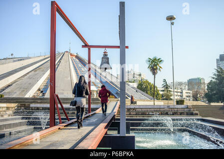 Pyramide de Tirana et cloche de la Paix, Tirana, Albanie Banque D'Images