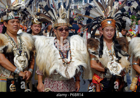 Iban homme en costume traditionnel, festival de Gawai, Kuching, Sarawak, Bornéo, Malaisie avec coiffe calao Banque D'Images