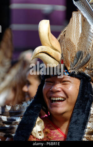 Iban homme en costume traditionnel, festival de Gawai, Kuching, Sarawak, Bornéo, Malaisie avec coiffe calao Banque D'Images