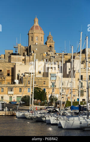 Bateaux et yachts privés coûteux amarré à Vittoriosa Yacht Marina. Dans l'arrière-plan est l'horizon de Birgu, AKA Città Vittoriosa, avec le dôme de l'église Notre Dame de l'Annonciation (St. Dominic's Church). L'île de Malte Banque D'Images