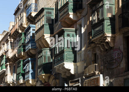 Gallarija / balcons maltais ; clos typiquement maltais balcon en bois peint avec des fenêtres en verre sur les immeubles à appartements de La Valette, Malte. (91) Banque D'Images