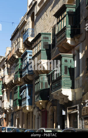 Gallarija / balcons maltais ; clos typiquement maltais balcon en bois peint avec des fenêtres en verre sur les immeubles à appartements de La Valette, Malte. (91) Banque D'Images