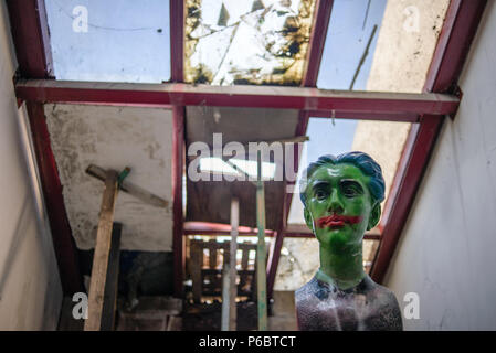 L'intérieur de la pyramide de Tirana avec Enver Hoxha buste peint comme un joker, Tirana, Albanie Banque D'Images