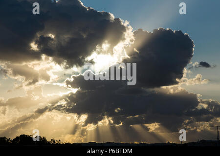 Grand gris / gris / noir ( peut-être que les cumulus ) forte tempête nuages se forment au-dessus de l'horizon de La Valette au coucher du soleil / Coucher de soleil produisant des rayons de soleils. L'île de Malte, la Valette Banque D'Images