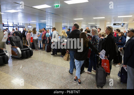 Les passagers Easyjet en file d'attente / / / les files d'attente d'un avion à l'embarquement à l'Aéroport International de Malte 15. (91) Banque D'Images