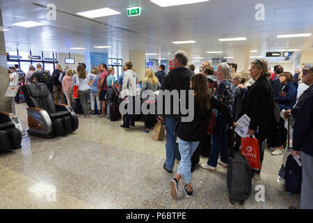 Les passagers Easyjet en file d'attente / / / les files d'attente d'un avion à l'embarquement à l'Aéroport International de Malte 15. (91) Banque D'Images