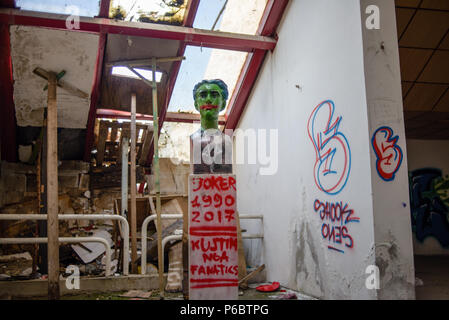 L'intérieur de la pyramide de Tirana avec Enver Hoxha buste peint comme un joker, Tirana, Albanie Banque D'Images