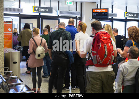 Les passagers Easyjet en file d'attente / / / les files d'attente d'un avion à l'embarquement à l'Aéroport International de Malte 15. (91) Banque D'Images