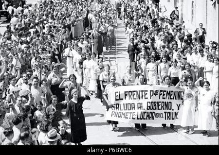 GUERRA CIVIL. ESPAÑA 1936-1939. DESFILE DEL FRENTE POPULAR FEMENINO EN VALENCIA , AÑO 1936. Banque D'Images