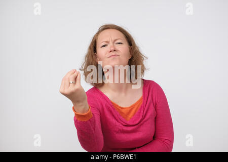 Portrait de déçu fronçant caucasian woman montrant l'italien que voulez-vous que le geste, être en colère ou irrité, debout sur fond gris. S Banque D'Images