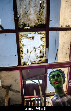 L'intérieur de la pyramide de Tirana avec Enver Hoxha buste peint comme un joker, Tirana, Albanie Banque D'Images