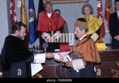 ADOLFO SUAREZ GONZALEZ. ESPAÑOL POLITICO. CEBREROS 1932-. PRESIDENTE DEL GOBIERNO DE ESPAÑA AÑOS 1976 al 1981. INVESTIDO Docteur honoris causa POR LA UNIVERSIDAD POLITECNICA DE MADRID , AÑO 1998. EN PRESENCIA DE LOS REYES DE ESPAÑA. Banque D'Images