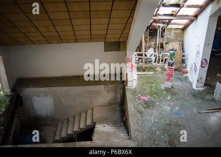 L'intérieur de la pyramide de Tirana avec Enver Hoxha buste peint comme un joker, Tirana, Albanie Banque D'Images