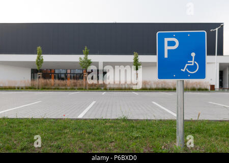 Mobilité signe de la circulation à un parking vide de l'espace parking handicap représenter sans voiture ou les gens Banque D'Images