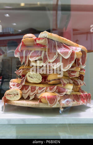 Cuisine espagnole, vue sur une exposition de bocadillos - pain rempli de jambon ibérique - dans un snack-bar à Cordoue (Cordova), Espagne. Banque D'Images