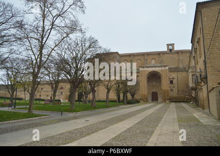 Place principale de Casalarreina avec ses bâtiments pittoresques et l'église de San Martin. Architecture, Art, histoire, les voyages. 27 Décembre, 2015. Casala Banque D'Images