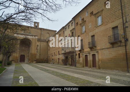 Place principale de Casalarreina avec ses bâtiments pittoresques et l'église de San Martin. Architecture, Art, histoire, les voyages. 27 Décembre, 2015. Casala Banque D'Images