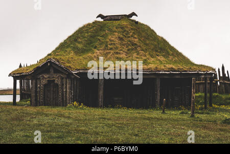 Vieux village viking en Islande avec foggy hill. vieux bâtiments en bois d'herbe couverte Banque D'Images