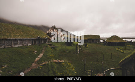 Vieux village viking en Islande avec foggy hill. vieux bâtiments en bois d'herbe couverte Banque D'Images