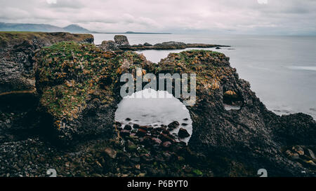 Arch Rock Gatklettur pittoresque près du parc national 05960, Péninsule de Snæfellsnes, paysage de l'Islande Banque D'Images