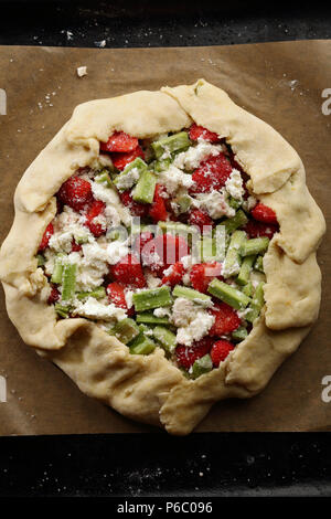 Matière première galette à la fraise et à la rhubarbe, la cuisson des aliments Banque D'Images