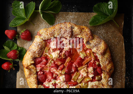 Galette à la fraise et à la rhubarbe Banque D'Images