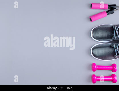 Télévision jeter coup de sneakers sur fond gris. Banque D'Images