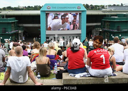 Federer à tout jamais notre numéro un. Les partisans de Roger Federer sur Henman Hill regarder le grand écran au Wimbledon Lawn Tennis Championships . Banque D'Images